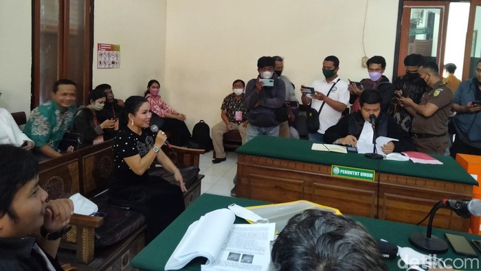 Uci Flowdea jadi saksi di sidang Medina Zein di PN Surabaya