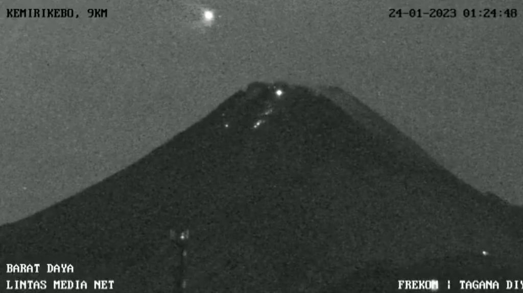 Netizen Penasaran Benda Bercahaya Lintasi Gunung Merapi, UFO?