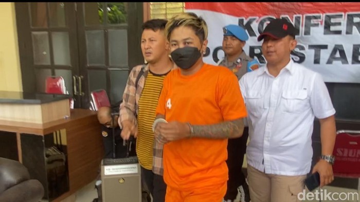 Unit Reskrim Polsek Bandung Kulon berhasil meringkus Ridwan Maulana (21), pelaku pembacokan terhadap temannya sendiri Roni Hermawan (46).