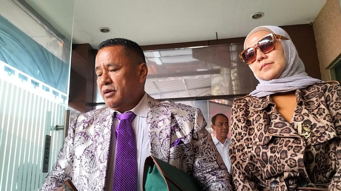 venna melinda dan hotman paris di polda jatim hari ini