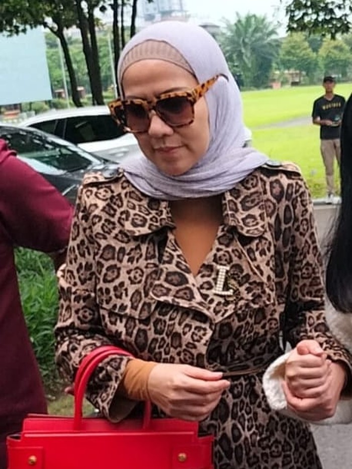 Venna Melinda dan Hotman Paris tiba di Polda Jatim hari ini Venna Melinda dan Hotman Paris tiba di Polda Jatim hari ini