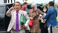 Selain Hotman Paris, Venna Melinda juga terlihat didampingi oleh adiknya, Reza Mahastra. Venna tampak dituntun saat berjalan keluar mobil menuju gedung Ditreskrimum Polda Jatim. Foto: Deny Prastyo Utomo/detikJatim