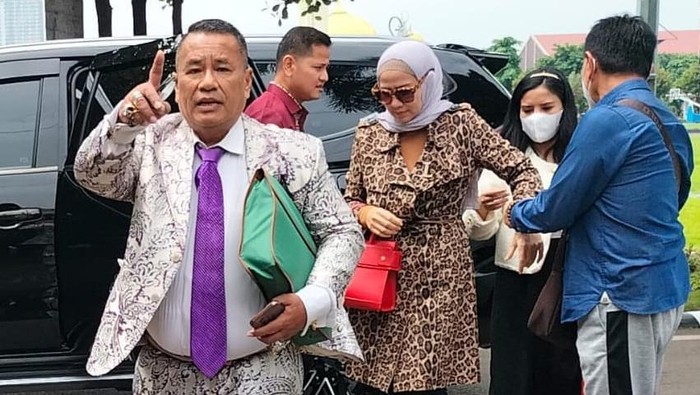 Venna Melinda dan Hotman Paris tiba di Polda Jatim hari ini