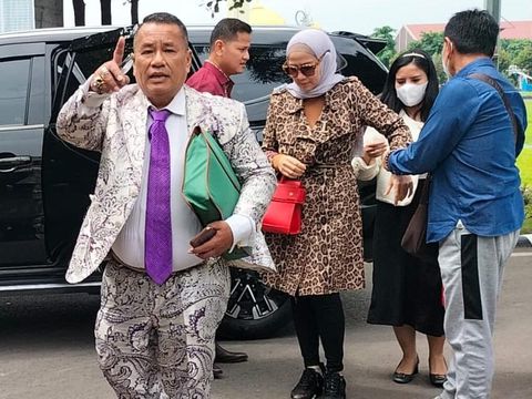 Venna Melinda dan Hotman Paris tiba di Polda Jatim hari ini