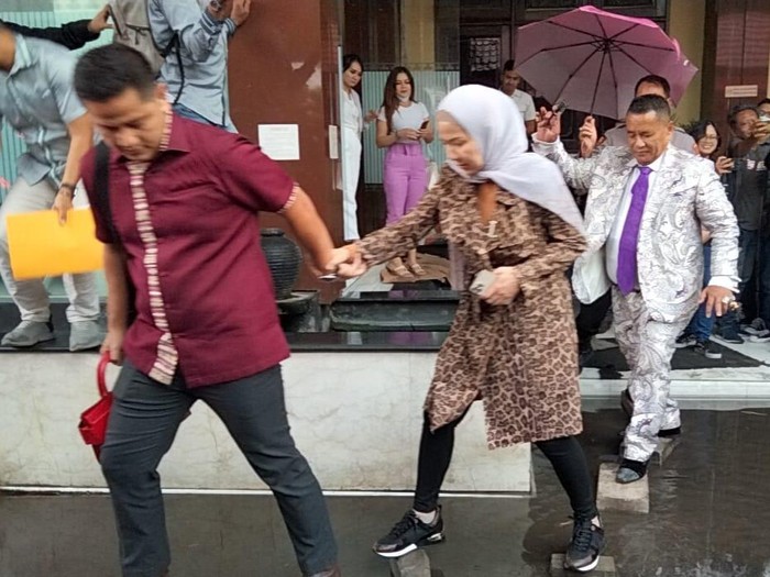 venna melinda di polda jatim menjalani pemeriksaan selama 4 jam