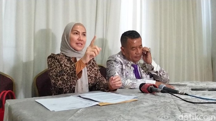 Venna Melinda saat menggelar konferensi pers bersama Hotman Paris, penasihat hukunmnya