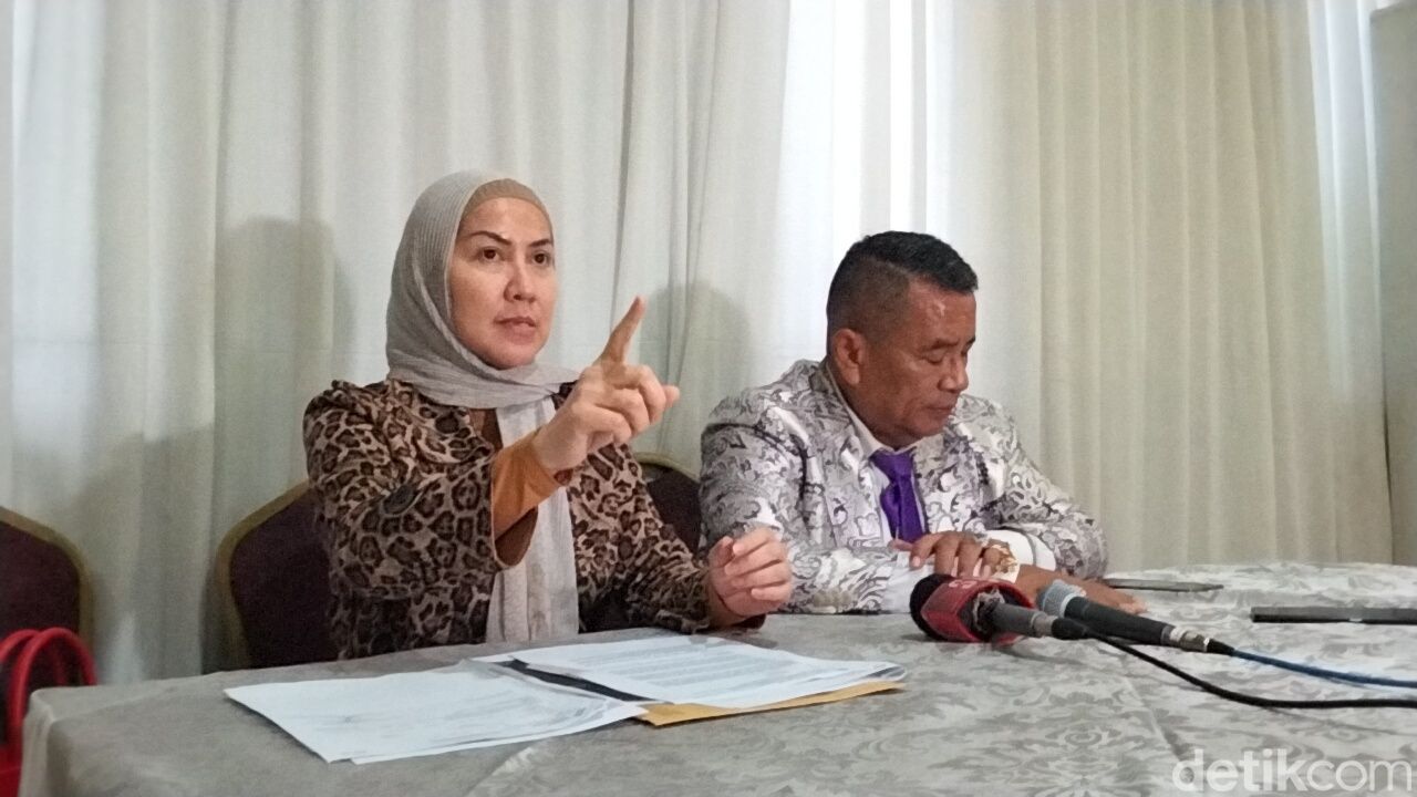 Venna Melinda saat menggelar konferensi pers bersama Hotman Paris, penasihat hukunmnya