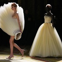 Lalu muncul pertanyaan lain, apakah para klien loyal Viktor & Rolf bakal rela menghabiskan uang ratusan juta rupiah untuk memakai gaun tersebut? Besar kemungkinan gaun tersebut hanya untuk keperluan presentasi, bukan komersial. (Foto: Francois Durand/Getty Images)