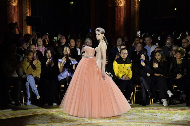 Duo desainer asal Belanda itu mengawali peragaan dengan gaun couture yang tampak normal. Kami suka dengan ide yang memberikan kesan, Wah, ini akan terlihat sangat cantik. Lalu kemudian: ups, kata Rolf. (Foto: Kristy Sparow/Getty Images)