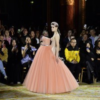 Duo desainer asal Belanda itu mengawali peragaan dengan gaun couture yang tampak normal. Kami suka dengan ide yang memberikan kesan, Wah, ini akan terlihat sangat cantik. Lalu kemudian: ups, kata Rolf. (Foto: Kristy Sparow/Getty Images)