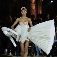 Koleksi ini juga menjadi gambaran dari Viktor & Rolf soal keironian hidup di tengah arus informasi yang deras mengalir di lini masa media sosial. Informasi yang mendatangi kita, dari membuat kue pisang lalu pembunuhan massal di Ukraina, kata Rolf. Begitulah dunia yang kita tinggali sekarang, sangat absurd, timbal Viktor. (Foto: Getty Images/Peter White)