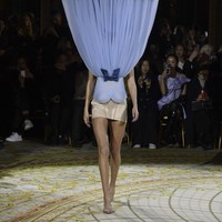 Koleksi ini turut menyertakan gaun yang seakan melawan gravitasi. Gaun tersebut dipakai secara terbalik sehingga bagian rok megar ke atas sampai menutupi kepala model. (Foto: Victor VIRGILE/Gamma-Rapho via Getty Images)