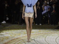 Foto: Fashion di Luar Nalar! Viktor & Rolf Pamer Gaun Jungkir-Balik