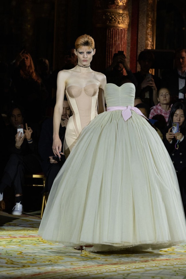 Ini adalah interpretasi absurd dari stereotipe gaun-gaun adibusana, kata Rolf kepada Vogue. Viktor menambahkan, mereka memvisualisasikannya dalam konsep yang relevan untuk abad ke-21. (Foto: Peter White/Getty Images)