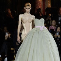 Ini adalah interpretasi absurd dari stereotipe gaun-gaun adibusana, kata Rolf kepada Vogue. Viktor menambahkan, mereka memvisualisasikannya dalam konsep yang relevan untuk abad ke-21. (Foto: Peter White/Getty Images)