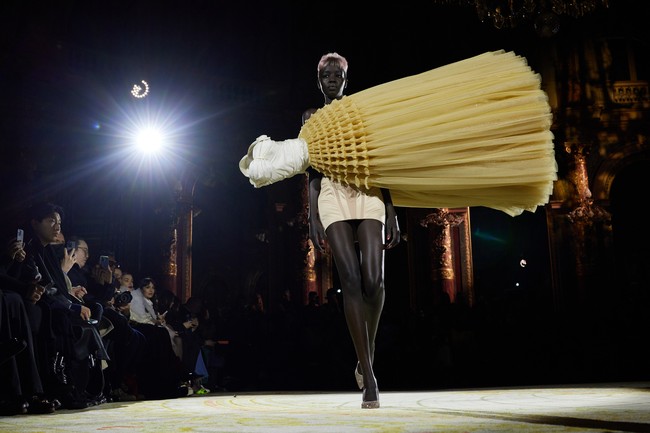 Viktor Horsting dan Rolf Snoeren lewat label mereka, Viktor & Rolf, kembali menyajikan koleksi adibusana dengan gimmick yang menggelitik pikiran. Di Paris Fashion Week Haute Couture Spring-Summer 2023, pada Selasa (24/1/2023), busana rancangan mereka ditampilkan secara terbalik, miring, bahkan seolah terlepas dari tubuh. (Foto: Peter White/Getty Images)