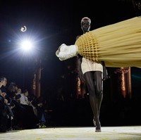 Viktor Horsting dan Rolf Snoeren lewat label mereka, Viktor & Rolf, kembali menyajikan koleksi adibusana dengan gimmick yang menggelitik pikiran. Di Paris Fashion Week Haute Couture Spring-Summer 2023, pada Selasa (24/1/2023), busana rancangan mereka ditampilkan secara terbalik, miring, bahkan seolah terlepas dari tubuh. (Foto: Peter White/Getty Images)