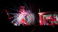 Gelaran festival ini berpusat di kawasan serambi neoklasik Katedral Vilnius dengan menara lonceng.