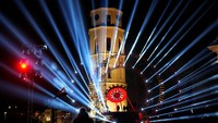 Selain itu, atraksi sorot lampu yang disuguhan terlihat sangat memukau.