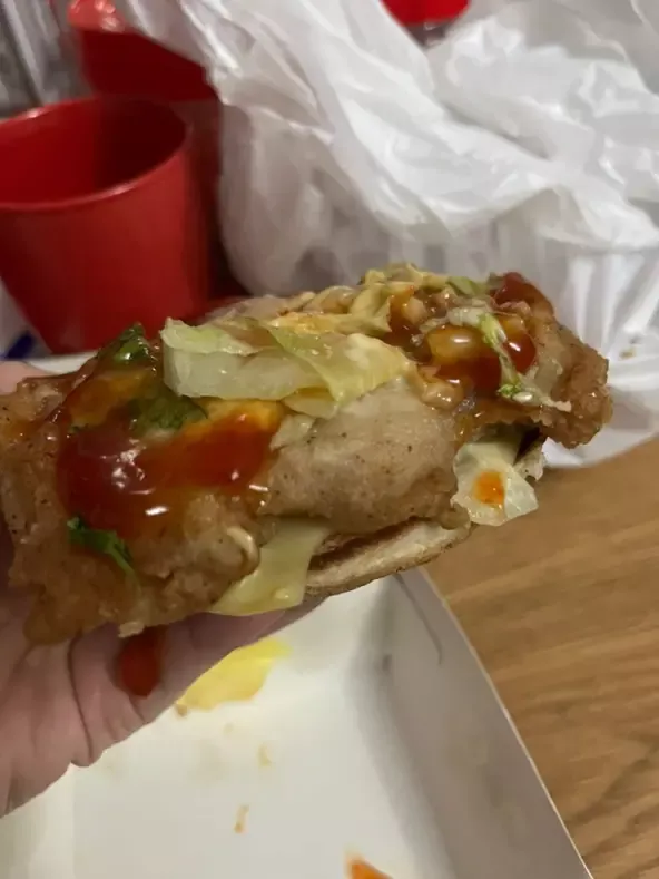 Wanita beli burger di restoran fast food tapi burgernya berjamur