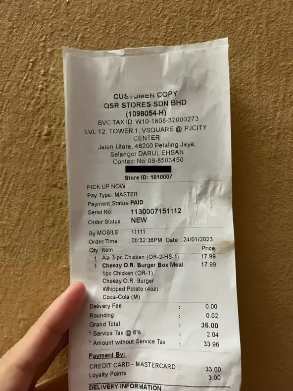 Wanita beli burger di restoran fast food tapi burgernya berjamur