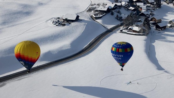 Di kota yang terletak di antara lembah pegunungan salju, puluhan balon udara berwarna-warni menarik minat ribuan pengunjung.  