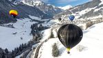 Warna-warni Balon Udara Terbang di Pegunungan Salju Swiss