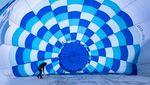 Warna-warni Balon Udara Terbang di Pegunungan Salju Swiss