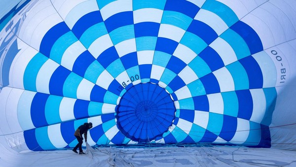 Kota Chateau-dOex, Swiss, menjadi tuan rumah Festival Balon Udara Internasional ke-43 selama sembilan hari. Â Kota Chateau-dOex, Swiss, menjadi tuan rumah Festival Balon Udara Internasional ke-43 selama sembilan hari. Â