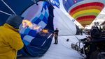 Warna-warni Balon Udara Terbang di Pegunungan Salju Swiss