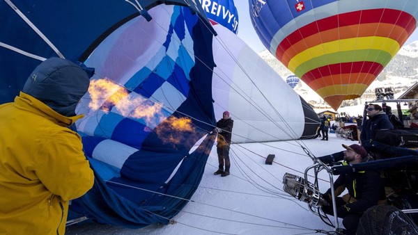 Peserta menyiapkan balon dalam Festival Balon Udara Internasional ke-43 di Chateau-dOex, Swiss, Selasa (24/1/2023). Â Peserta menyiapkan balon dalam Festival Balon Udara Internasional ke-43 di Chateau-dOex, Swiss, Selasa (24/1/2023). Â