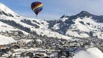 Warna-warni Balon Udara Terbang di Pegunungan Salju Swiss