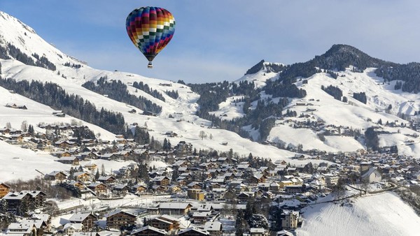 Wilayah Chateau-dOex terkenal memiliki angin yang cocok untuk menerbangkan balon udara.