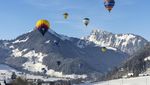 Warna-warni Balon Udara Terbang di Pegunungan Salju Swiss