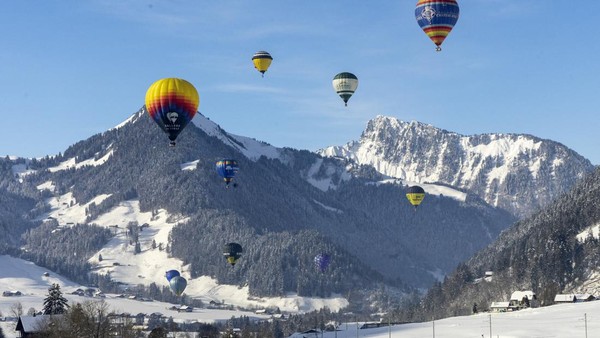 Seorang pilot balon udara mengatakan angin di wilayah itu pada pagi hari mengarahkan balon udara dalam satu arah. Lalu pada siang hari, angin berbalik arah.