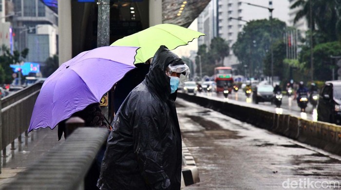 BMKG memprediksi bulan Januari dan Februari 2023 sebagai puncak musim hujan. Masyarakat harap menyiapkan pelindung diri seperti payung hingga jas hujan.