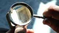 Al-Quran itu berukuran 2,5 kali 1,5 sentimeter yang berisi semua surat dalam Al-Quran. Seseorang hanya dapat membaca ayat-ayat itu dengan menggunakan kaca pembesar.  