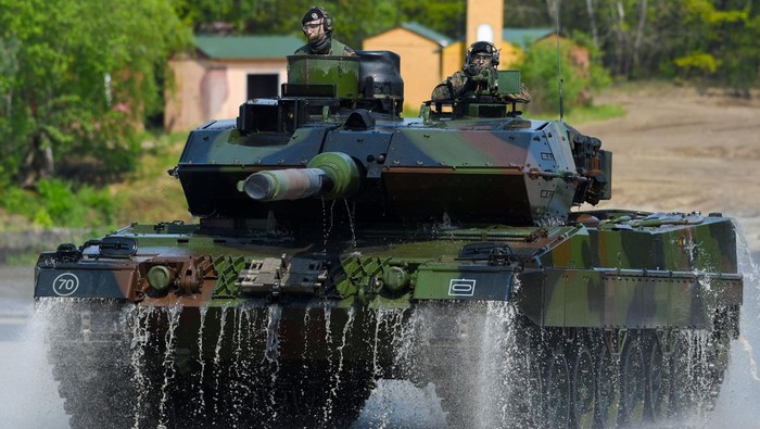 Wujud Tank Abrams & Leopard, Kado dari AS-Jerman untuk Ukraina A Leopard 2 A7 main battle tank of the German armed forces Bundeswehr drives during an educational practice of the