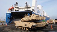 Sebelum ini, Amerika Serikat juga dikabarkan sedang bersiap mengirimkan tank M1 Abrams ke Ukraina. Tiga pejabat AS mengonfirmasi bahwa pemerintah sedang dalam tahap finalisasi rencana pengiriman tank ini dan akan mengumumkannya secara resmi pekan ini.  