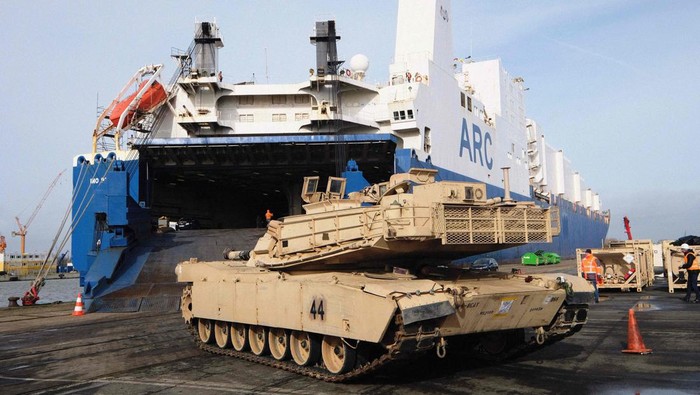 Wujud Tank Abrams & Leopard, Kado dari AS-Jerman untuk Ukraina Military personnel unload M1 Abrams Fighting tanks of the 2nd Brigade Combat Team, 3rd Infantry Division, as US military equipment arrives to the Port of Bremerhaven the United States for the Defender 2020 international military exercises on February 21, 2020. - Exercise DEFENDER-Europe 20 is a US-led multinational exercise, including NATO's participation, that will involve 37,000 troops and take place in countries including Germany, Poland, Lithuania and Estonia in the spring of 2020. (Photo by Patrik Stollarz / AFP) (Photo by PATRIK STOLLARZ/AFP via Getty Images)