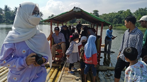 Perahu bambu atau getek ini sangat besar ukurannya, kurang lebih 3-7 meter dan mampu menampung 20-30 orang.