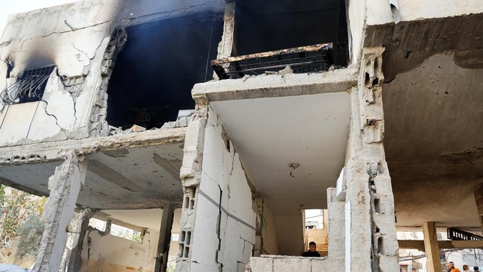 10 Orang Tewas dalam Serangan Israel di Kamp Pengungsian Jenin Palestinians inspect a damaged house following an Israeli raid in Jenin in the Israeli-occupied West Bank January 26, 2023. REUTERS/Raneen Sawafta