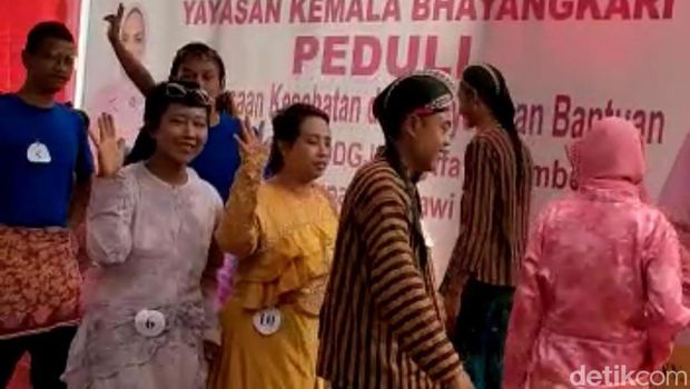 19 pasien ODGJ di Ngawi mengikuti lomba fashion show. Mereka berlenggak-lenggok layaknya model.