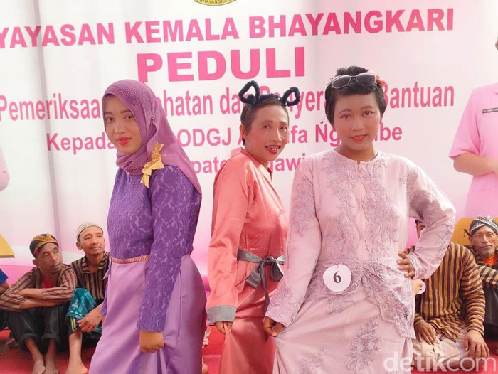 19 pasien ODGJ di Ngawi mengikuti lomba fashion show. Mereka berlenggak-lenggok layaknya model.