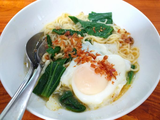 5 Warmindo di Jakarta yang Legendaris karena Racikan Mie Instannya