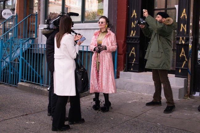 Dalam reality show tersebut, Anna Delvey akan mengundang sejumlah orang-orang populer mulai dari aktor, musisi, seniman, sosialita sampai jurnalis untuk pesta makan malam. Foto: Getty Images