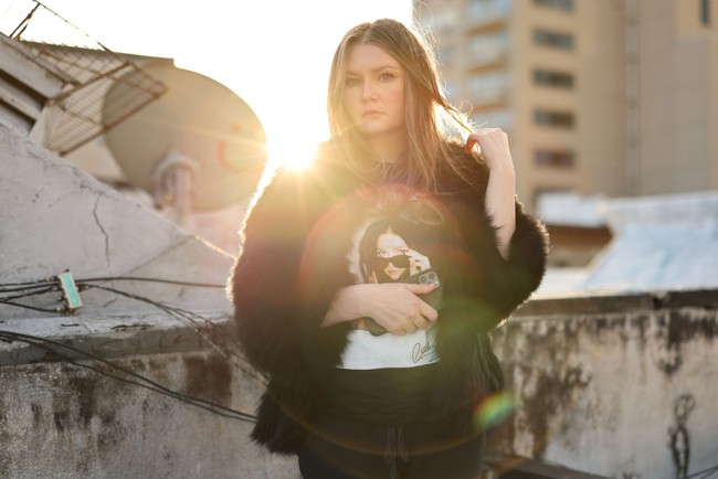 Inilah penampakan Anna Delvey terbaru yang hanya bisa berkeliaran di area apartemennya. Pemotretan ini pun dilakukan masih dalam pekarangan apartemennya. Foto: Getty Images