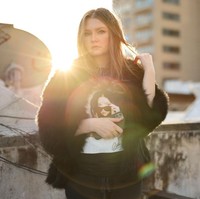 Inilah penampakan Anna Delvey terbaru yang hanya bisa berkeliaran di area apartemennya. Pemotretan ini pun dilakukan masih dalam pekarangan apartemennya. Foto: Getty Images