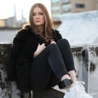 Namun, karena kelakuan baik, dia dibebaskan lebih awal pada Februari 2021, meskipun statusnya sebagai tahanan belum sepenuhnya berakhir. Tak lama setelah kebebasannya, dia ditahan kembali oleh pihak imigrasi Amerika Serikat (ICE) karena pelanggaran visa, yang membuatnya harus menjalani tahanan rumah. Foto: Getty Images