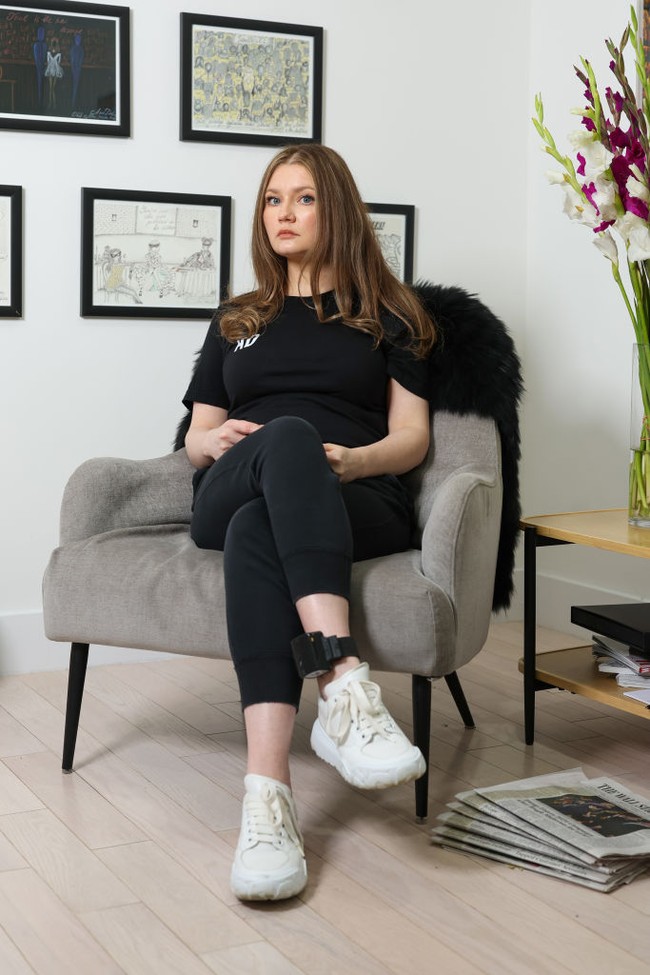 Syuting tersebut pun hanya dilakukan di rumah dan kawasan apartemennya di East Village, New York, mengingat wanita 32 tahun itu bebas bersyarat dan menjadi tahanan rumah. Foto: Getty Images